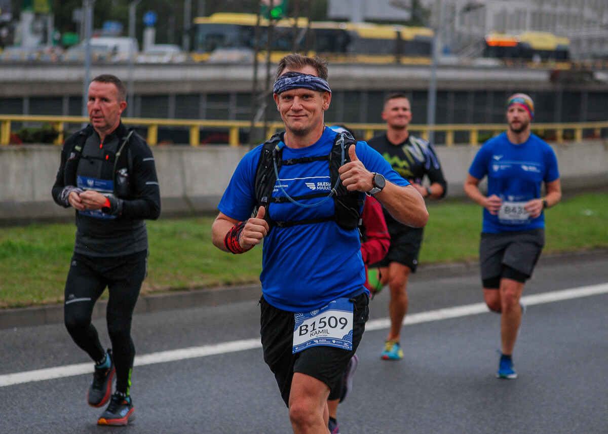Ogromny tłum na trasie maratonu przemierza właśnie śląskie miasta. Chorzów, Katowice, Mysłowice i Siemianowice Śląskie opanowali tymczasowo biegacze. Mamy ich na zdjęciach!
