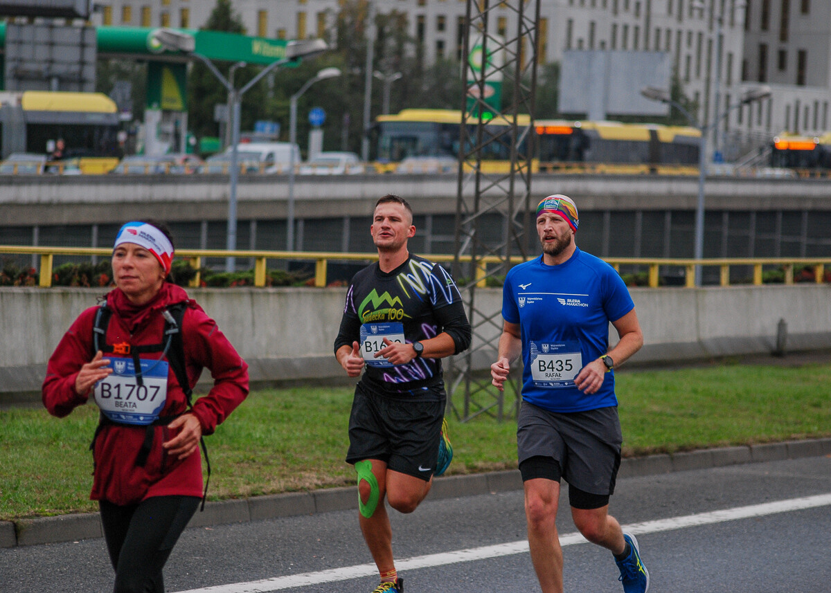 Ogromny tłum na trasie maratonu przemierza właśnie śląskie miasta. Chorzów, Katowice, Mysłowice i Siemianowice Śląskie opanowali tymczasowo biegacze. Mamy ich na zdjęciach!