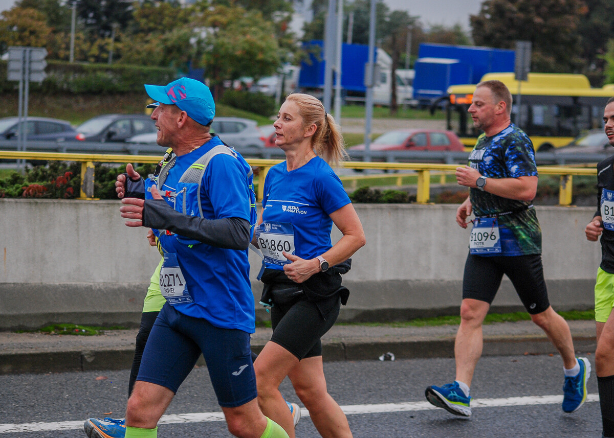 Ogromny tłum na trasie maratonu przemierza właśnie śląskie miasta. Chorzów, Katowice, Mysłowice i Siemianowice Śląskie opanowali tymczasowo biegacze. Mamy ich na zdjęciach!