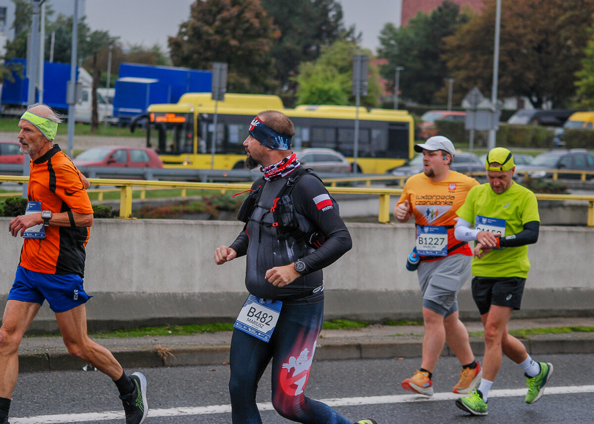 Ogromny tłum na trasie maratonu przemierza właśnie śląskie miasta. Chorzów, Katowice, Mysłowice i Siemianowice Śląskie opanowali tymczasowo biegacze. Mamy ich na zdjęciach!