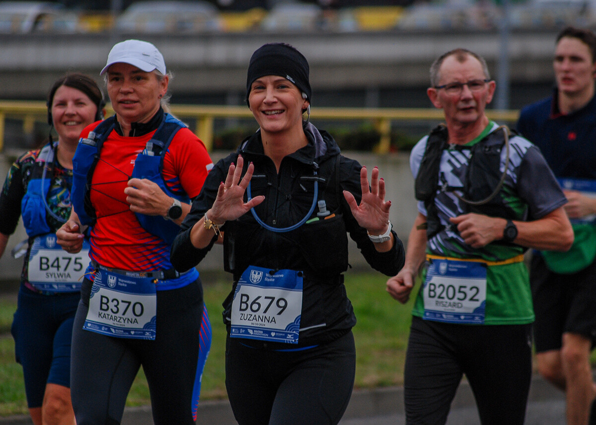 Ogromny tłum na trasie maratonu przemierza właśnie śląskie miasta. Chorzów, Katowice, Mysłowice i Siemianowice Śląskie opanowali tymczasowo biegacze. Mamy ich na zdjęciach!