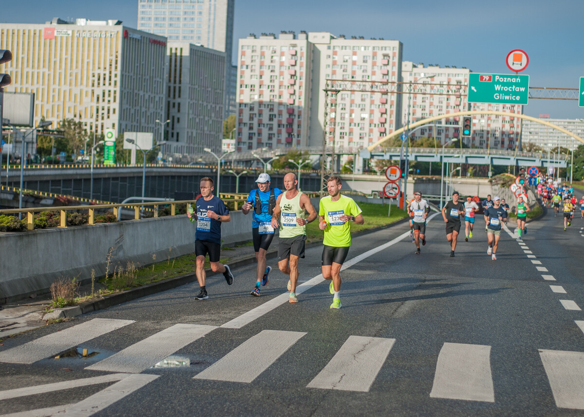 Za nami Silesia Marathon, edycja 2025., tysiące uczestników maratonu, a także półmaratonu biegło dziś ulicami śląskich miast.