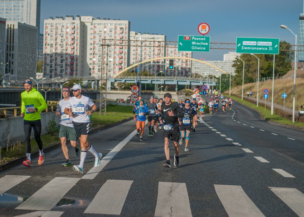 Za nami Silesia Marathon, edycja 2025., tysiące uczestników maratonu, a także półmaratonu biegło dziś ulicami śląskich miast.