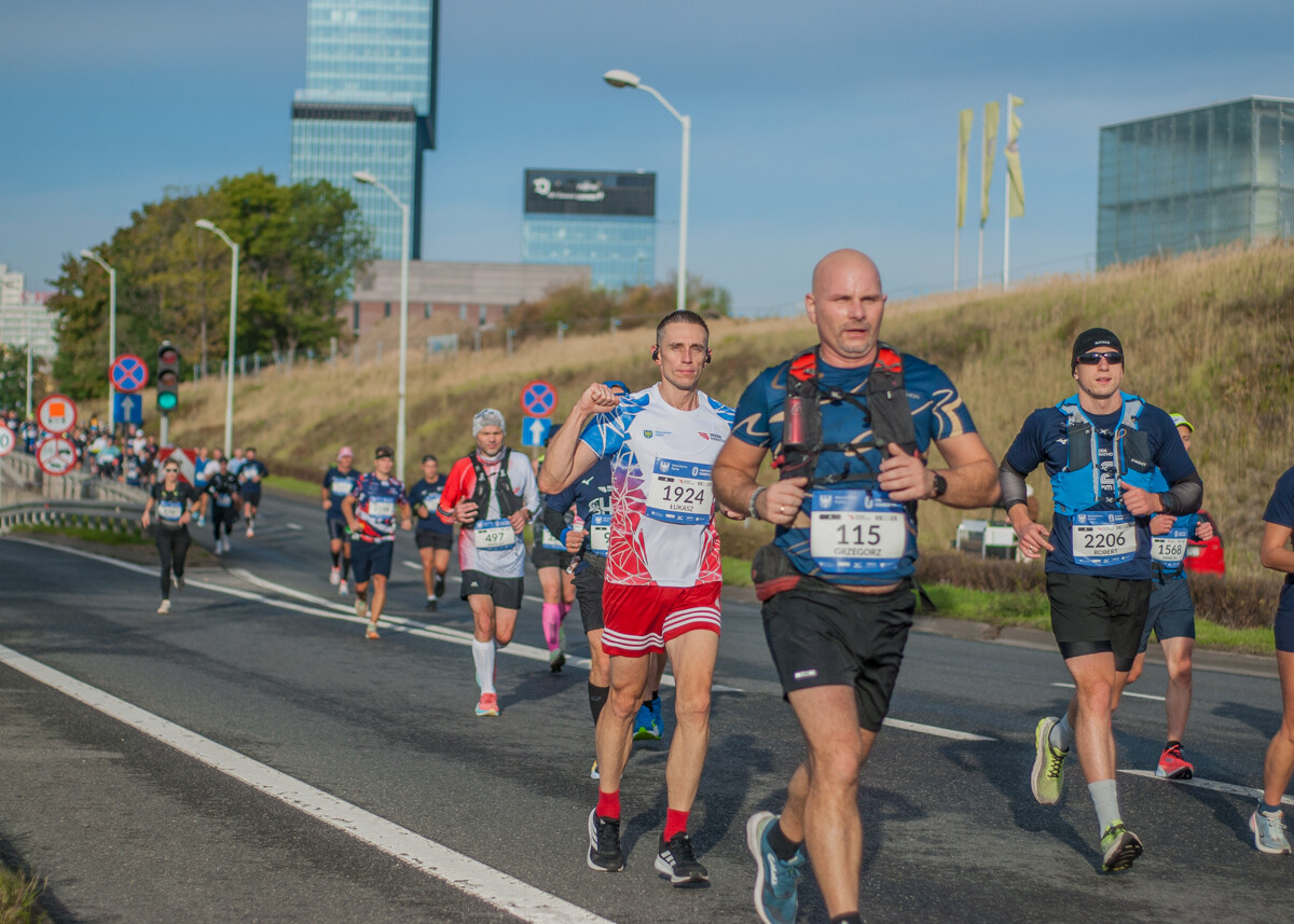 Za nami Silesia Marathon, edycja 2025., tysiące uczestników maratonu, a także półmaratonu biegło dziś ulicami śląskich miast.