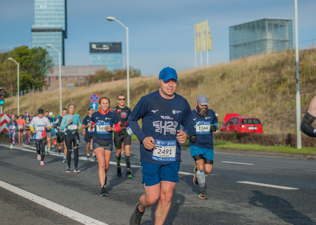 Za nami Silesia Marathon, edycja 2025., tysiące uczestników maratonu, a także półmaratonu biegło dziś ulicami śląskich miast.
