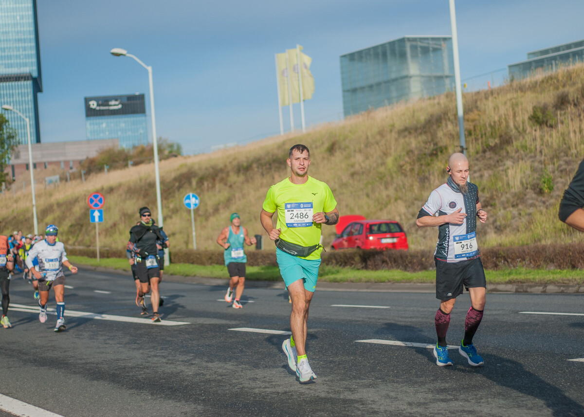 Za nami Silesia Marathon, edycja 2025., tysiące uczestników maratonu, a także półmaratonu biegło dziś ulicami śląskich miast.