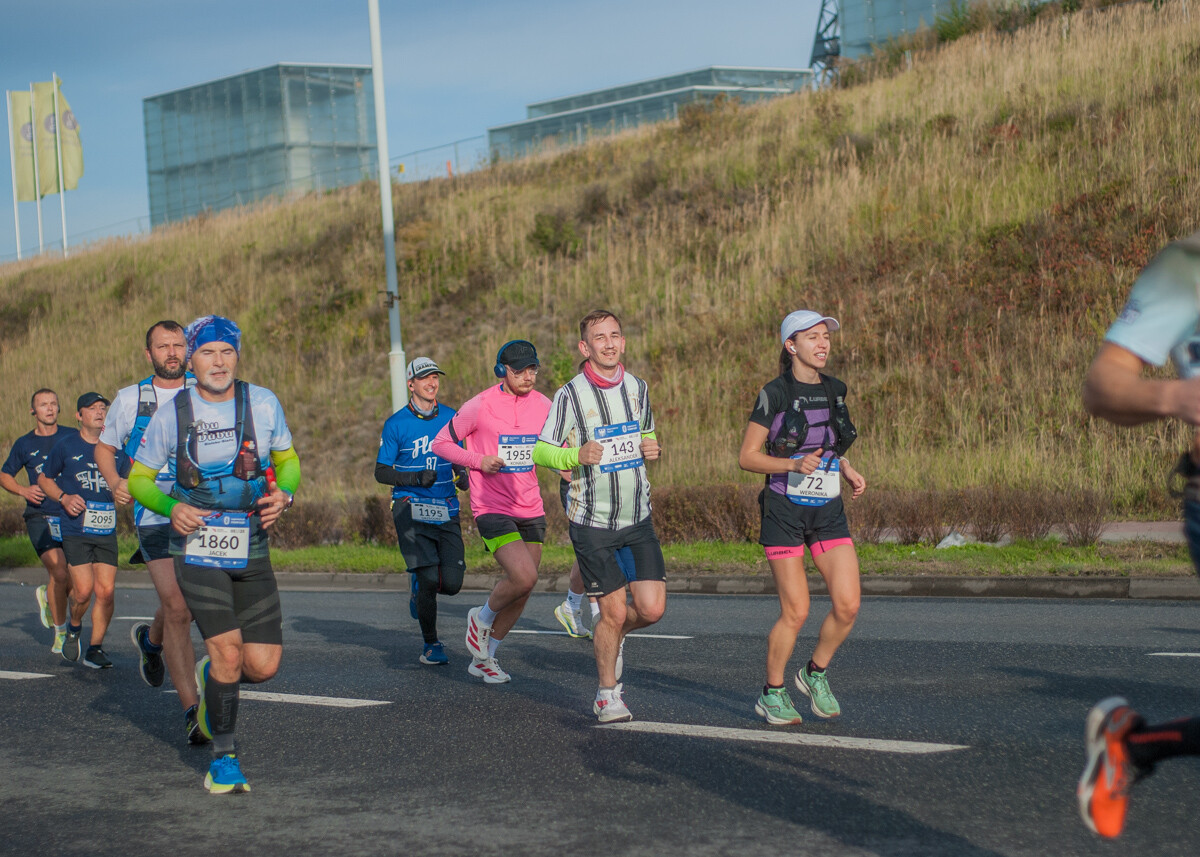 Za nami Silesia Marathon, edycja 2025., tysiące uczestników maratonu, a także półmaratonu biegło dziś ulicami śląskich miast.