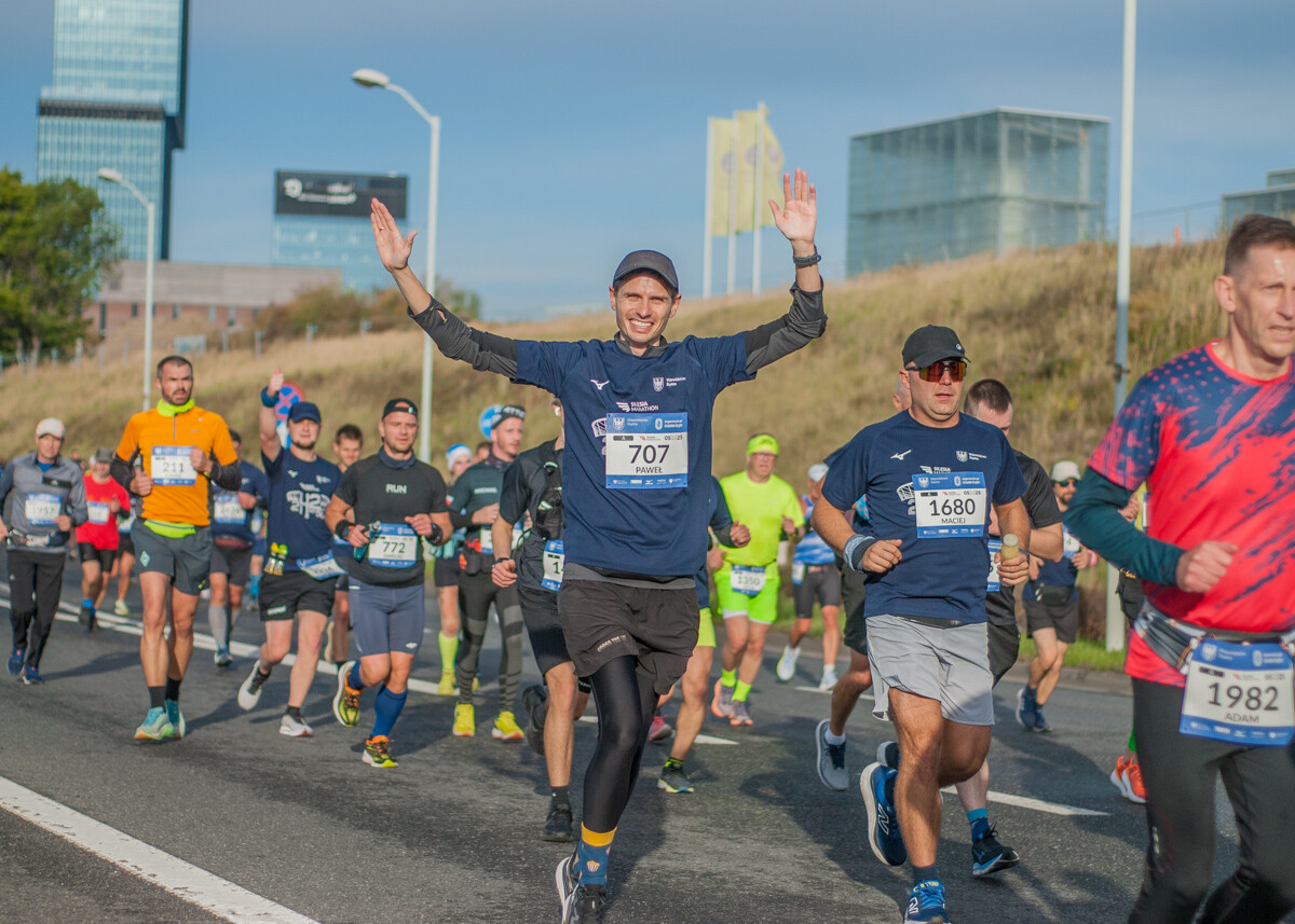 Za nami Silesia Marathon, edycja 2025., tysiące uczestników maratonu, a także półmaratonu biegło dziś ulicami śląskich miast.