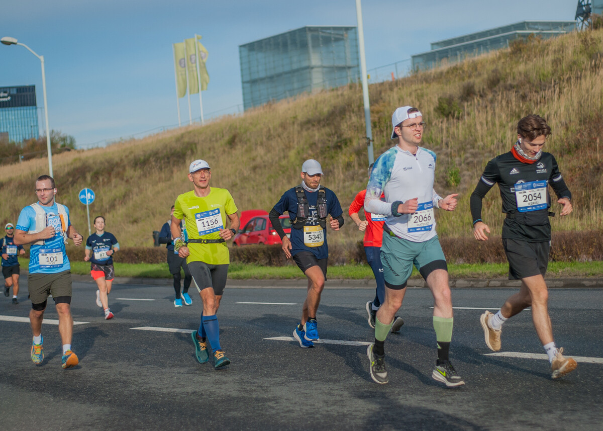 Za nami Silesia Marathon, edycja 2025., tysiące uczestników maratonu, a także półmaratonu biegło dziś ulicami śląskich miast.