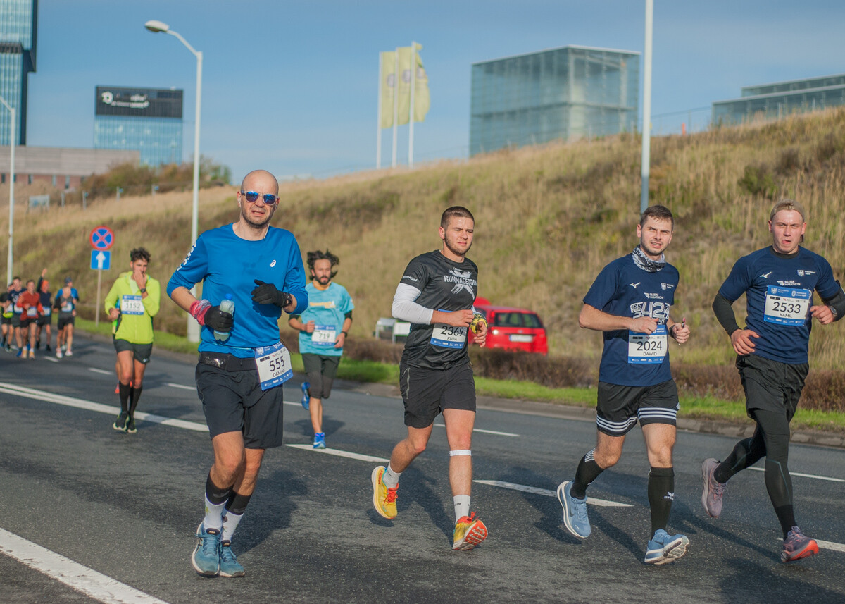 Za nami Silesia Marathon, edycja 2025., tysiące uczestników maratonu, a także półmaratonu biegło dziś ulicami śląskich miast.