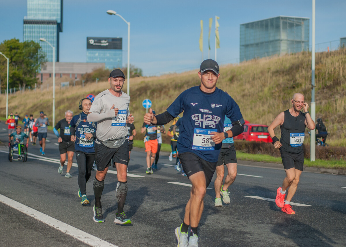 Za nami Silesia Marathon, edycja 2025., tysiące uczestników maratonu, a także półmaratonu biegło dziś ulicami śląskich miast.