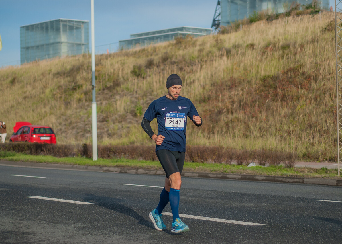 Za nami Silesia Marathon, edycja 2025., tysiące uczestników maratonu, a także półmaratonu biegło dziś ulicami śląskich miast.