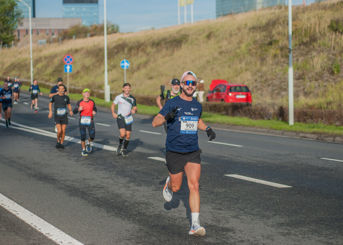 Za nami Silesia Marathon, edycja 2025., tysiące uczestników maratonu, a także półmaratonu biegło dziś ulicami śląskich miast.
