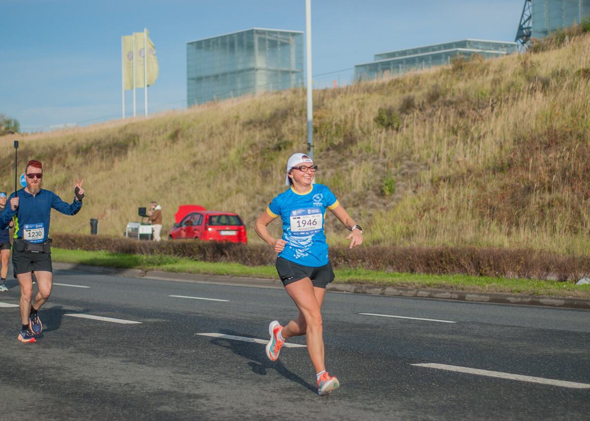 Za nami Silesia Marathon, edycja 2025., tysiące uczestników maratonu, a także półmaratonu biegło dziś ulicami śląskich miast.