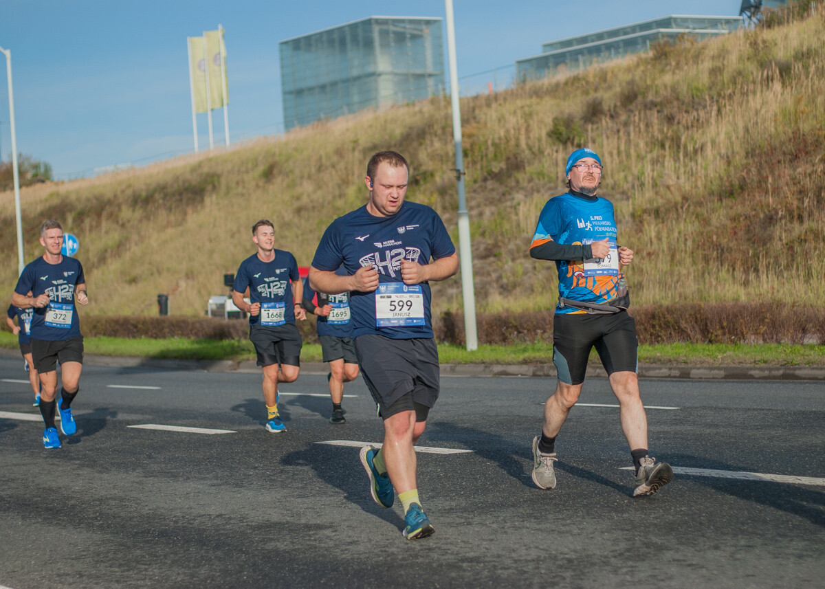 Za nami Silesia Marathon, edycja 2025., tysiące uczestników maratonu, a także półmaratonu biegło dziś ulicami śląskich miast.