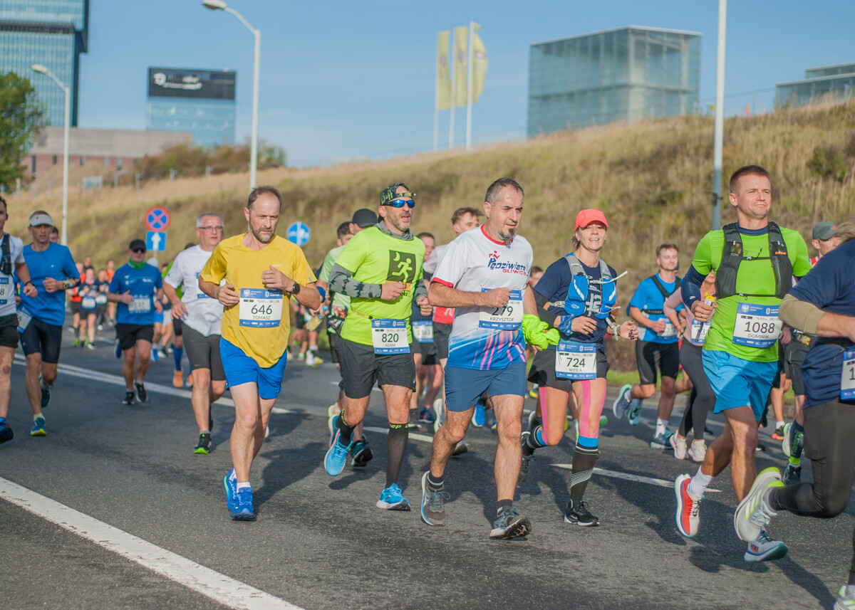 Za nami Silesia Marathon, edycja 2025., tysiące uczestników maratonu, a także półmaratonu biegło dziś ulicami śląskich miast.
