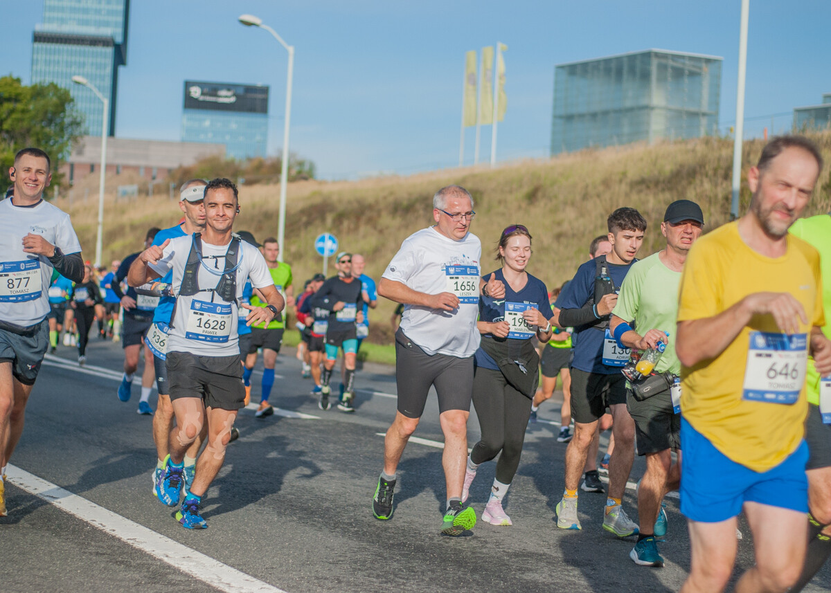 Za nami Silesia Marathon, edycja 2025., tysiące uczestników maratonu, a także półmaratonu biegło dziś ulicami śląskich miast.