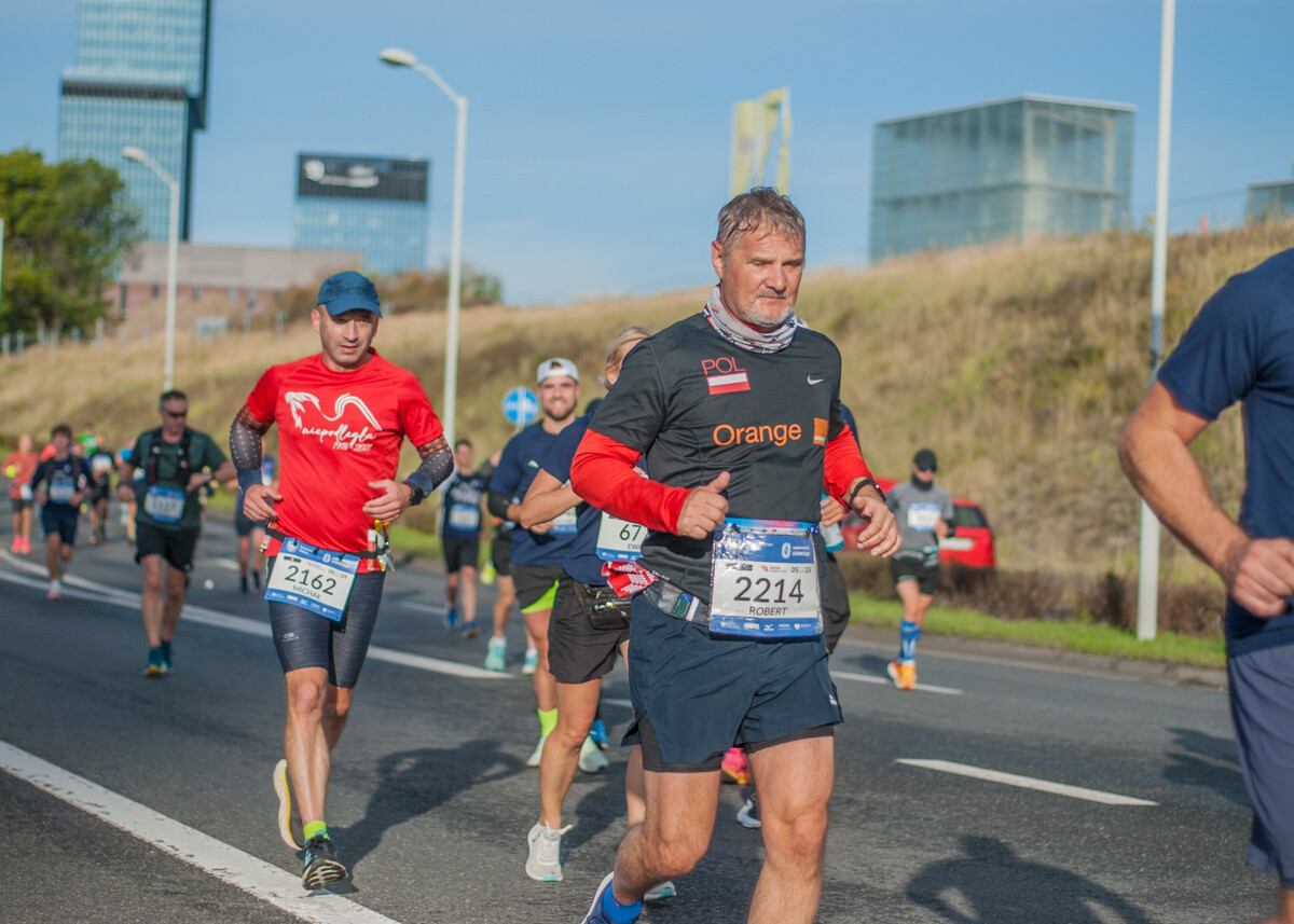 Za nami Silesia Marathon, edycja 2025., tysiące uczestników maratonu, a także półmaratonu biegło dziś ulicami śląskich miast.