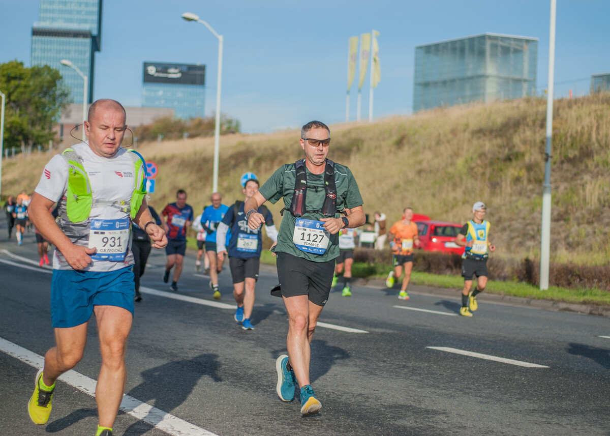 Za nami Silesia Marathon, edycja 2025., tysiące uczestników maratonu, a także półmaratonu biegło dziś ulicami śląskich miast.