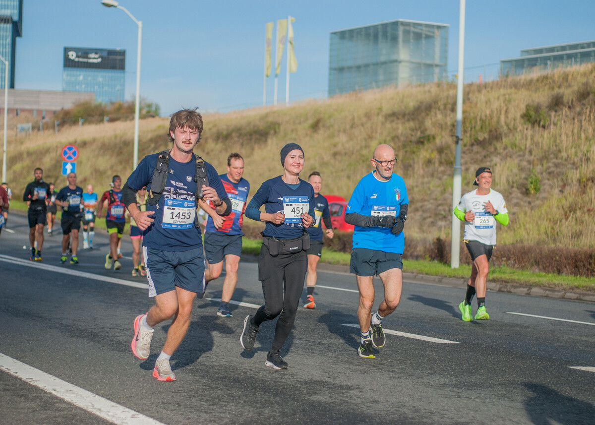 Za nami Silesia Marathon, edycja 2025., tysiące uczestników maratonu, a także półmaratonu biegło dziś ulicami śląskich miast.