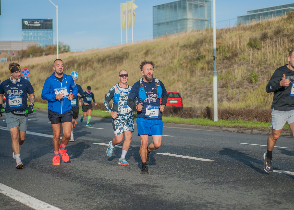 Za nami Silesia Marathon, edycja 2025., tysiące uczestników maratonu, a także półmaratonu biegło dziś ulicami śląskich miast.