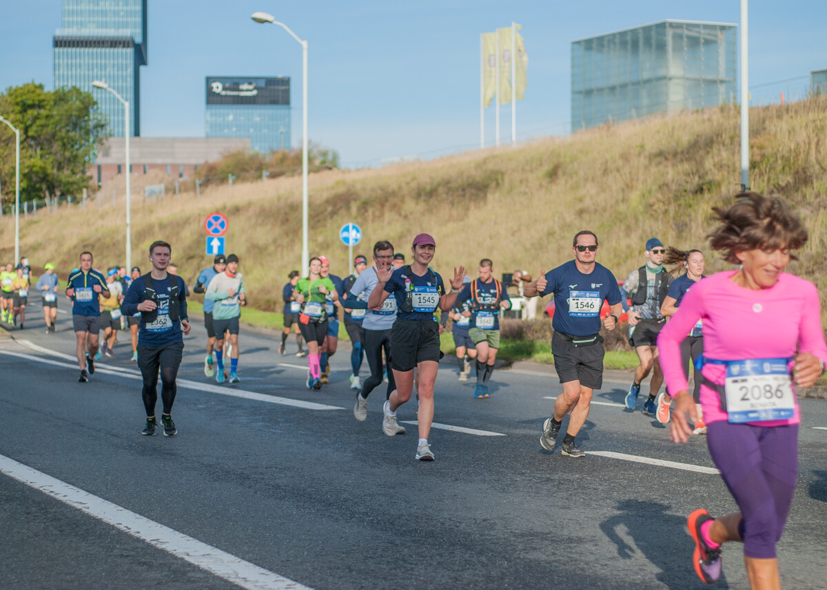 Za nami Silesia Marathon, edycja 2025., tysiące uczestników maratonu, a także półmaratonu biegło dziś ulicami śląskich miast.