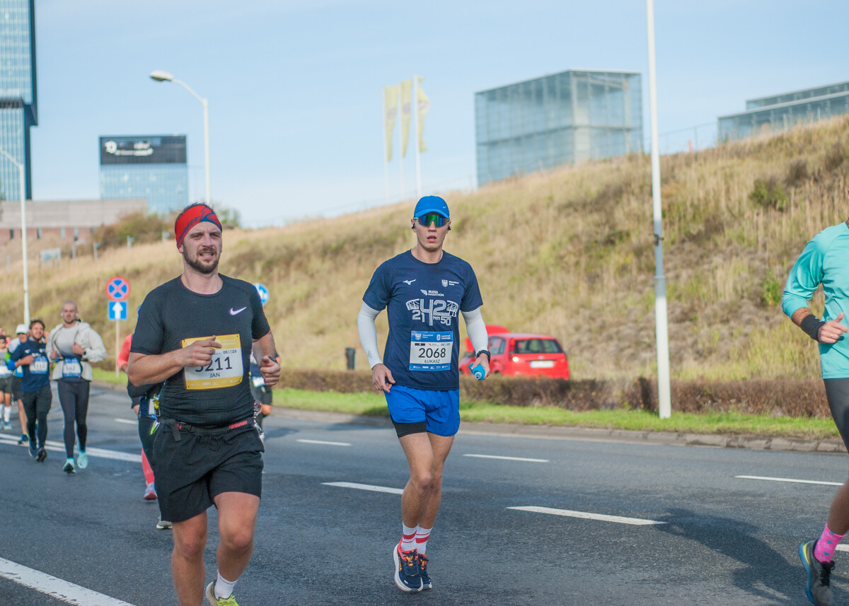 Za nami Silesia Marathon, edycja 2025., tysiące uczestników maratonu, a także półmaratonu biegło dziś ulicami śląskich miast.