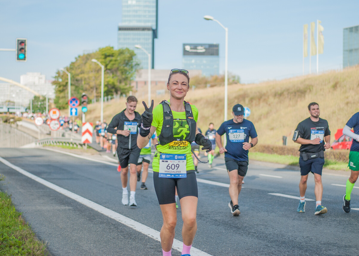 Za nami Silesia Marathon, edycja 2025., tysiące uczestników maratonu, a także półmaratonu biegło dziś ulicami śląskich miast.