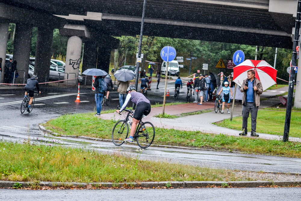 Deszcz, wiatr, chłód nie przeszkodziły zawodnikom w wejściu do wody, jeździe na rowerze i w końcu biegu na kilka kilometrów. Nie było lekko, obserwowaliśmy zmagania.