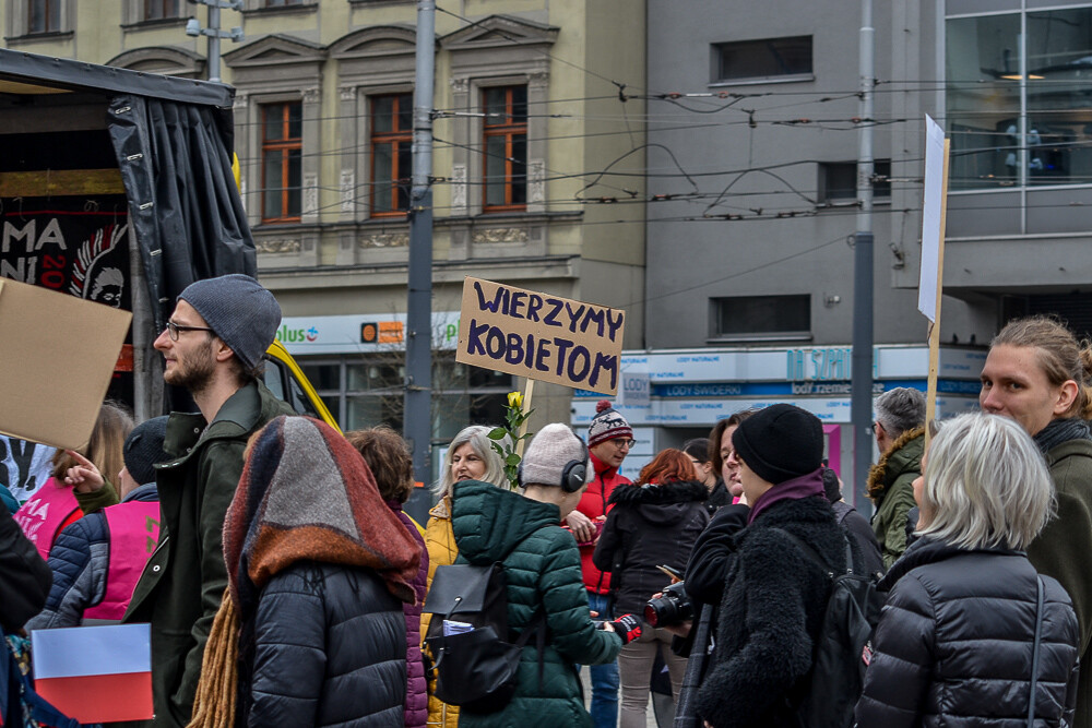 Około 150 osób pojawiło się 12. edycji  Śląskiej Manify, uczestnicy zebrali się na rynku by wysłuchać manifestu, przemówień oraz udać się w krótki marsz przez centrum miasta. Pokojowa manifestacja odbyła się bez żadnych komplikacji.