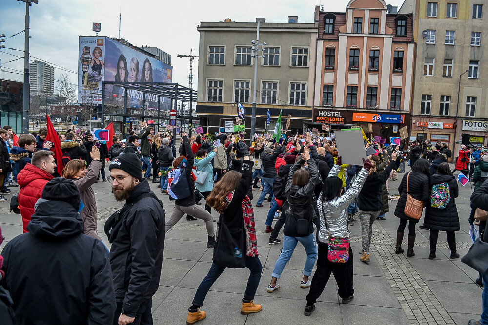 Około 150 osób pojawiło się 12. edycji  Śląskiej Manify, uczestnicy zebrali się na rynku by wysłuchać manifestu, przemówień oraz udać się w krótki marsz przez centrum miasta. Pokojowa manifestacja odbyła się bez żadnych komplikacji.