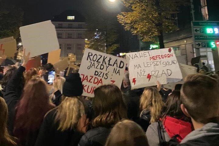 Strajk kobiet: Wczoraj w Katowicach protestowa&#322;o ponad 20 tys. osób
