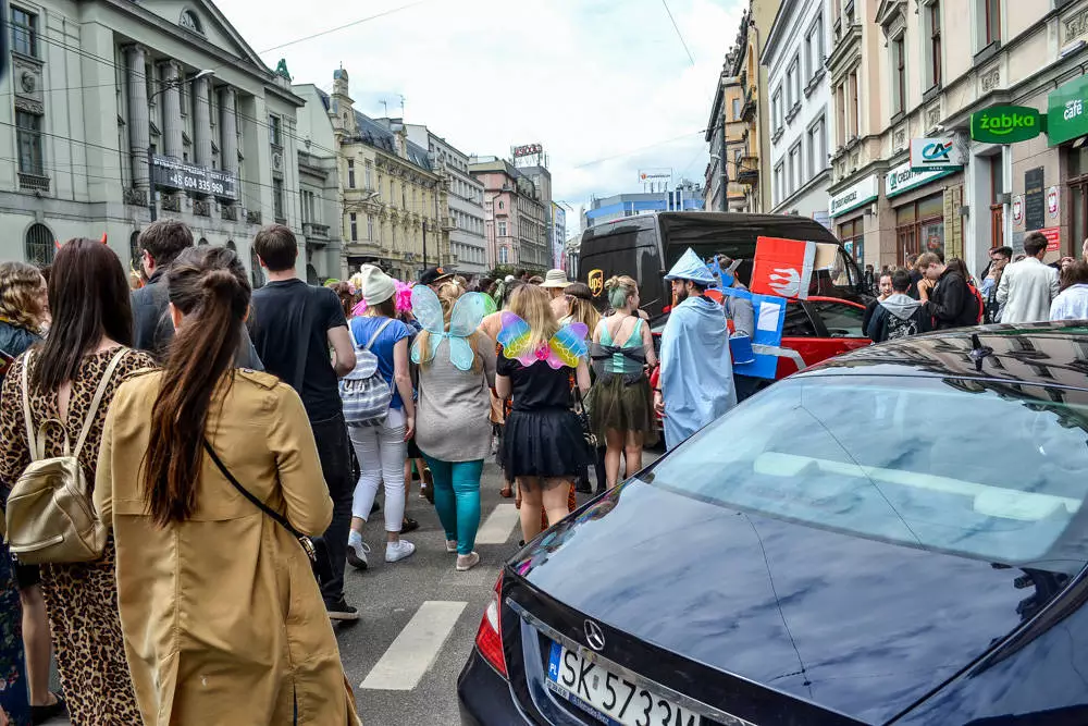 Juwenalia czas zacząć, we wtorkowe popołudnie ponad tysiąc osób przemaszerowało przez centrum Katowic rozpoczynając doroczne Juwenalia Śląskie. Jak co roku studenci opanowali miasto, mamy zdjęcia!