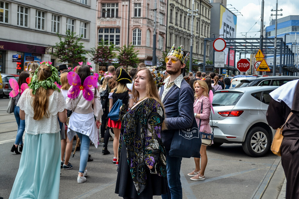 Juwenalia czas zacząć, we wtorkowe popołudnie ponad tysiąc osób przemaszerowało przez centrum Katowic rozpoczynając doroczne Juwenalia Śląskie. Jak co roku studenci opanowali miasto, mamy zdjęcia!