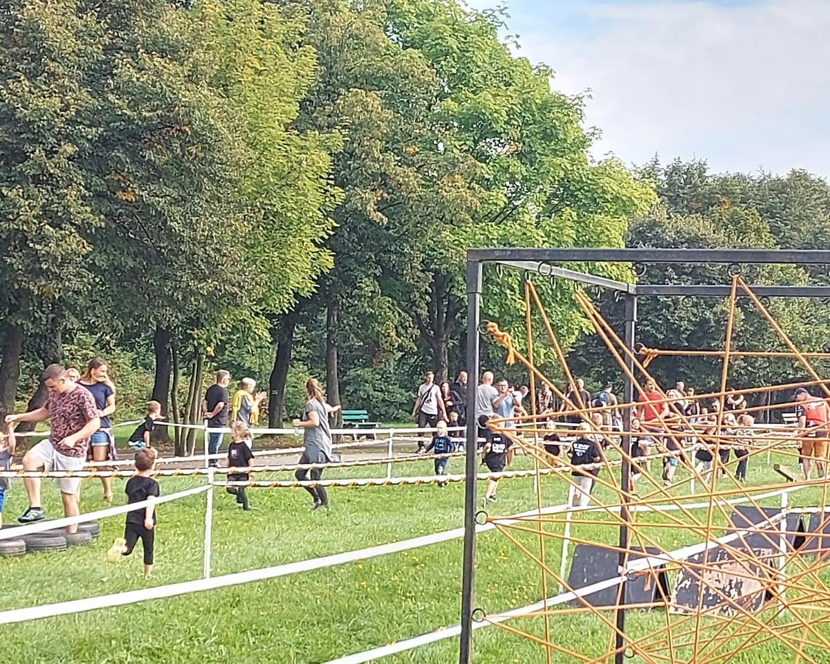 Najmłodsi poszukiwacze przygód mieli w ten weekend okazję sprawdzić swoje umiejętności podczas katowickiego biegu z przeszkodami dla dzieci – Survival Race Kids.