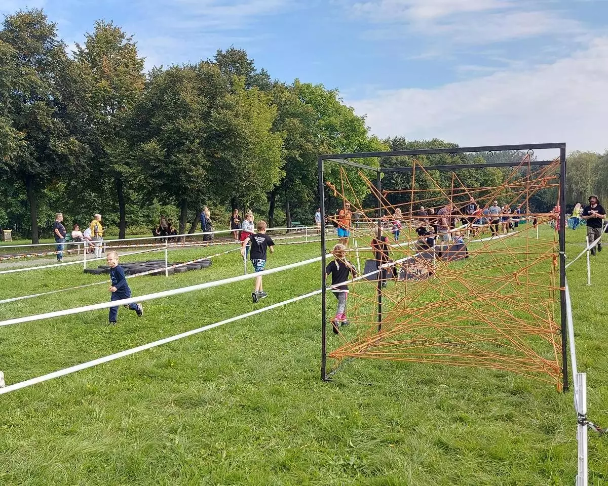 Najmłodsi poszukiwacze przygód mieli w ten weekend okazję sprawdzić swoje umiejętności podczas katowickiego biegu z przeszkodami dla dzieci – Survival Race Kids.