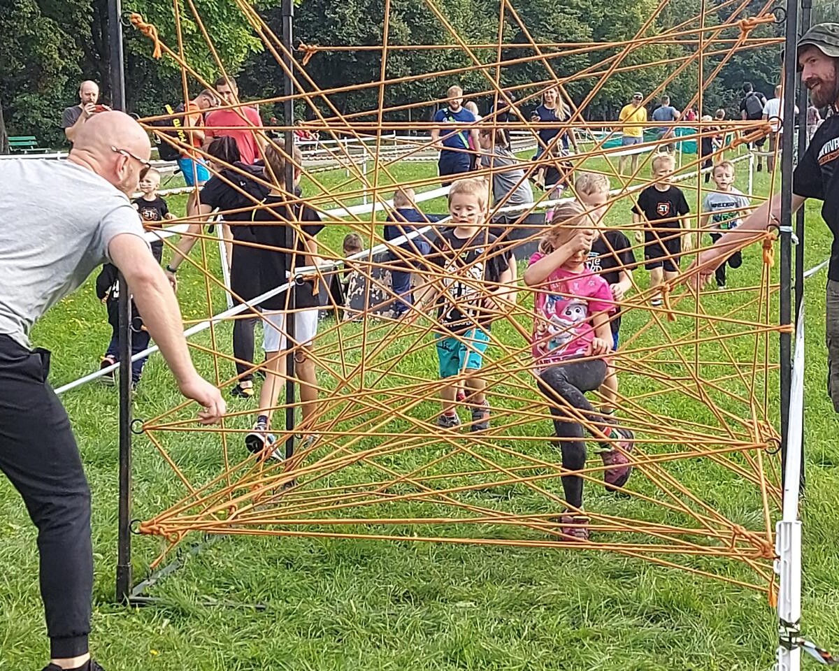 Najmłodsi poszukiwacze przygód mieli w ten weekend okazję sprawdzić swoje umiejętności podczas katowickiego biegu z przeszkodami dla dzieci – Survival Race Kids.