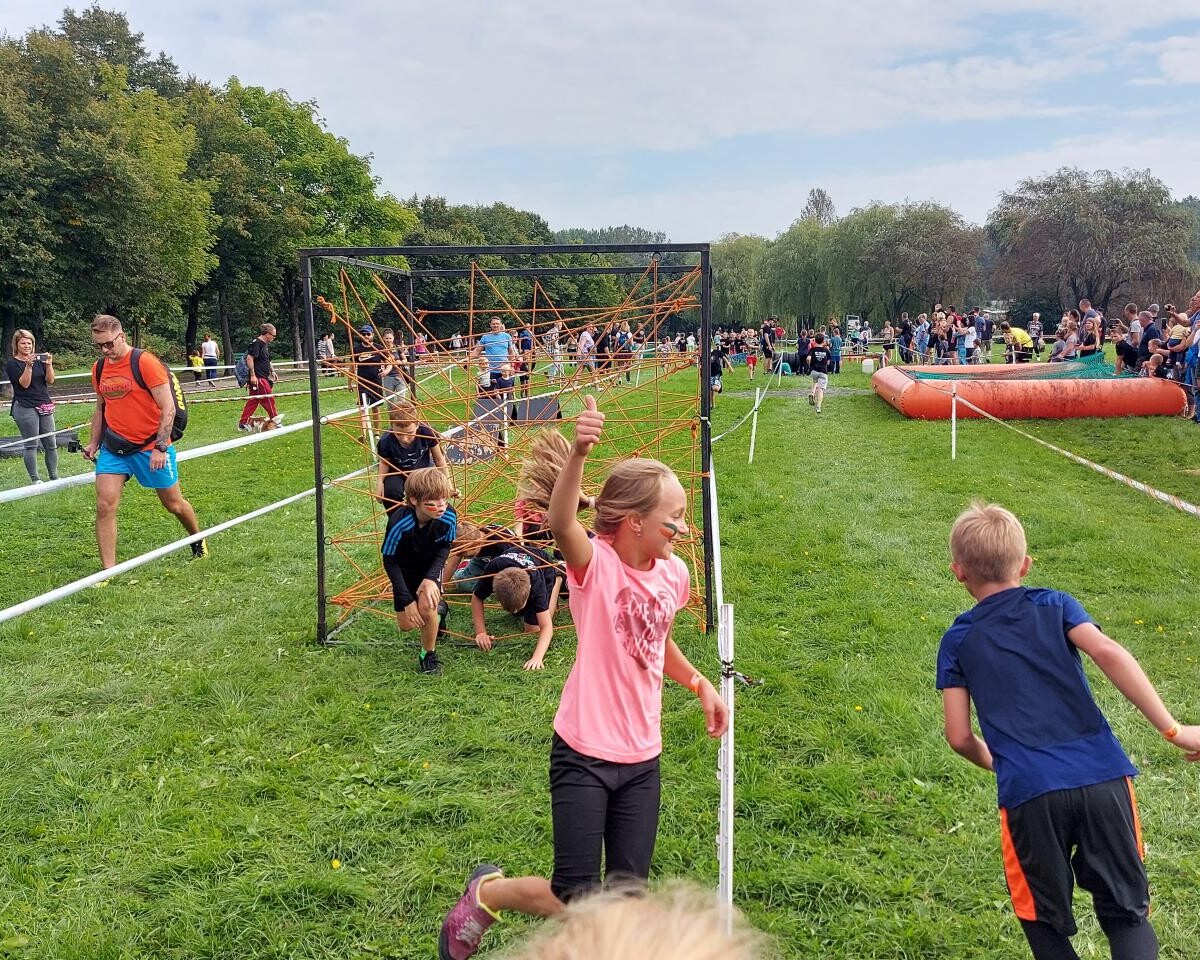 Najmłodsi poszukiwacze przygód mieli w ten weekend okazję sprawdzić swoje umiejętności podczas katowickiego biegu z przeszkodami dla dzieci – Survival Race Kids.