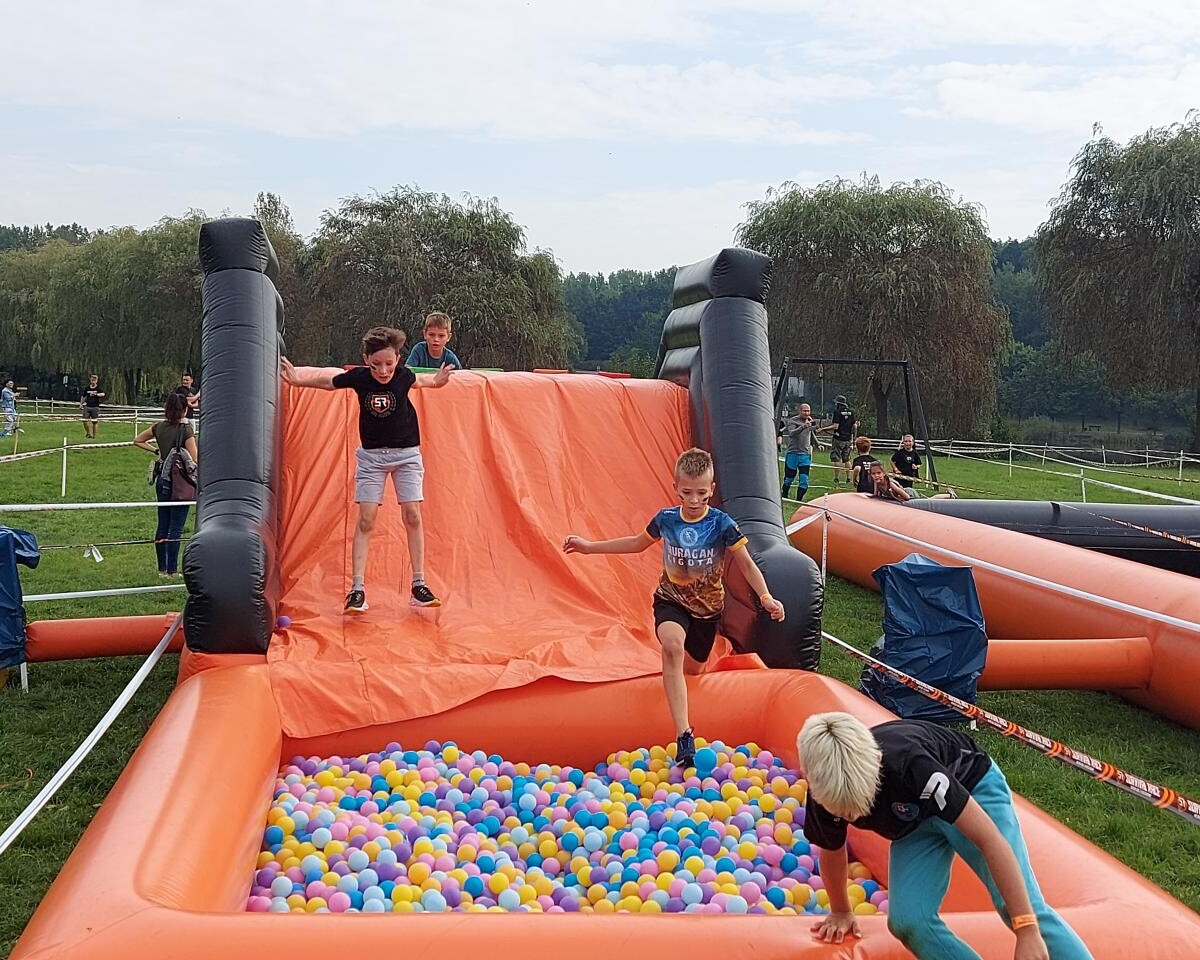 Najmłodsi poszukiwacze przygód mieli w ten weekend okazję sprawdzić swoje umiejętności podczas katowickiego biegu z przeszkodami dla dzieci – Survival Race Kids.