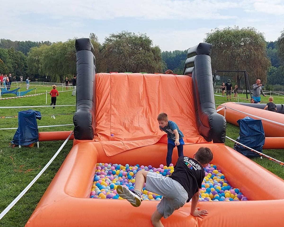 Najmłodsi poszukiwacze przygód mieli w ten weekend okazję sprawdzić swoje umiejętności podczas katowickiego biegu z przeszkodami dla dzieci – Survival Race Kids.