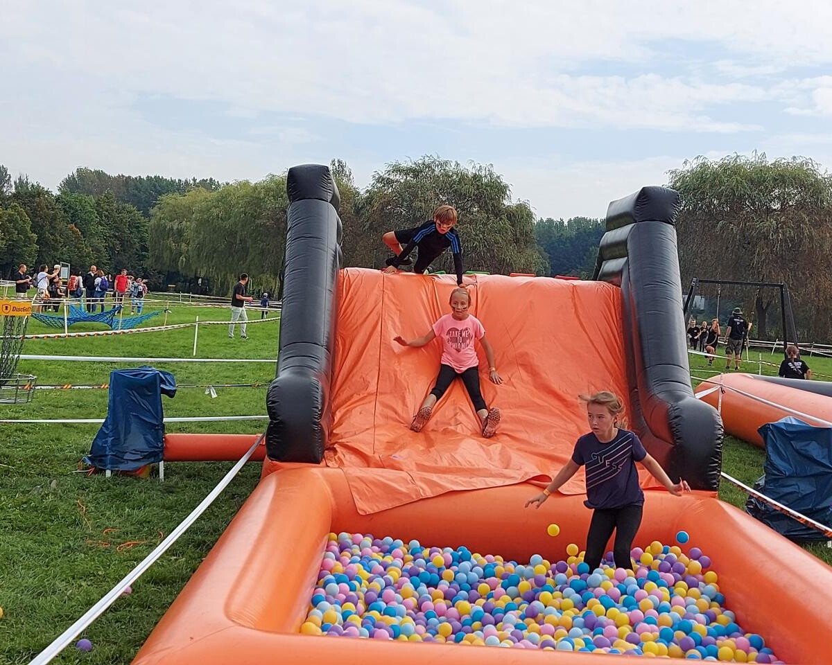 Najmłodsi poszukiwacze przygód mieli w ten weekend okazję sprawdzić swoje umiejętności podczas katowickiego biegu z przeszkodami dla dzieci – Survival Race Kids.