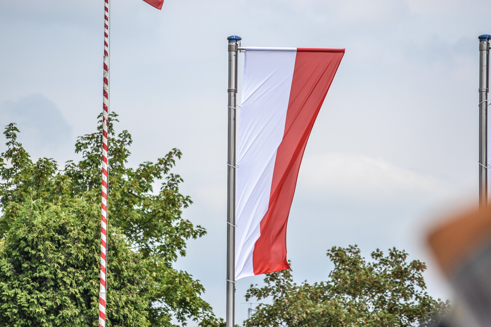 Na os. Paderewskiego, na placu przed pomnikiem Żołnierza Polskiego złożono dziś kwiaty, wywieszono flagi, a przed widzami przedefilowały służby mundurowe.