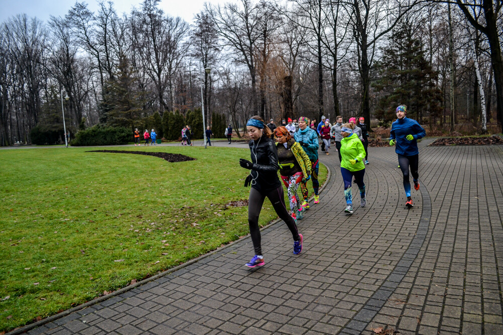 Nie ma to jak zdrowo i na sportowo pożegnać stary rok - potwierdzili to uczestnicy 137 edycji parkrun, którzy w sobotni, chłodny poranek znów wyruszyli na trasę.