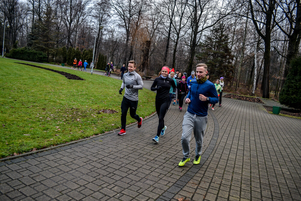 Nie ma to jak zdrowo i na sportowo pożegnać stary rok - potwierdzili to uczestnicy 137 edycji parkrun, którzy w sobotni, chłodny poranek znów wyruszyli na trasę.