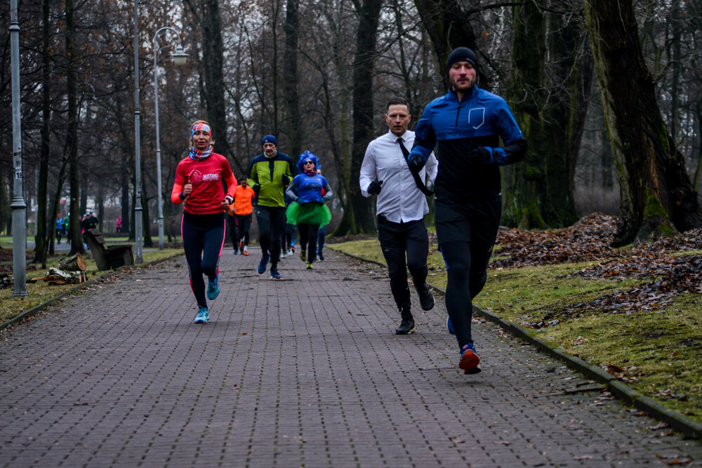 Nie ma to jak zdrowo i na sportowo pożegnać stary rok - potwierdzili to uczestnicy 137 edycji parkrun, którzy w sobotni, chłodny poranek znów wyruszyli na trasę.