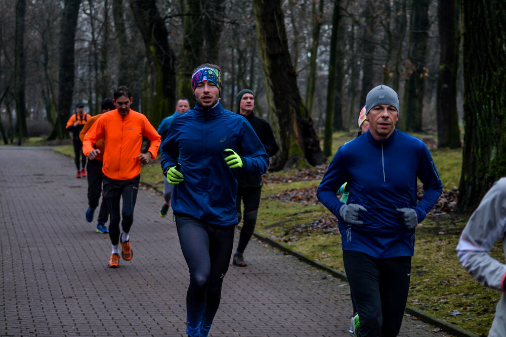 Nie ma to jak zdrowo i na sportowo pożegnać stary rok - potwierdzili to uczestnicy 137 edycji parkrun, którzy w sobotni, chłodny poranek znów wyruszyli na trasę.