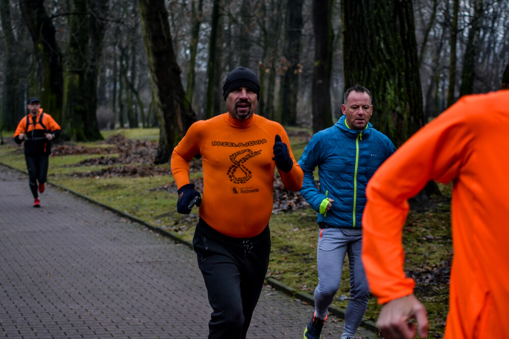 Nie ma to jak zdrowo i na sportowo pożegnać stary rok - potwierdzili to uczestnicy 137 edycji parkrun, którzy w sobotni, chłodny poranek znów wyruszyli na trasę.