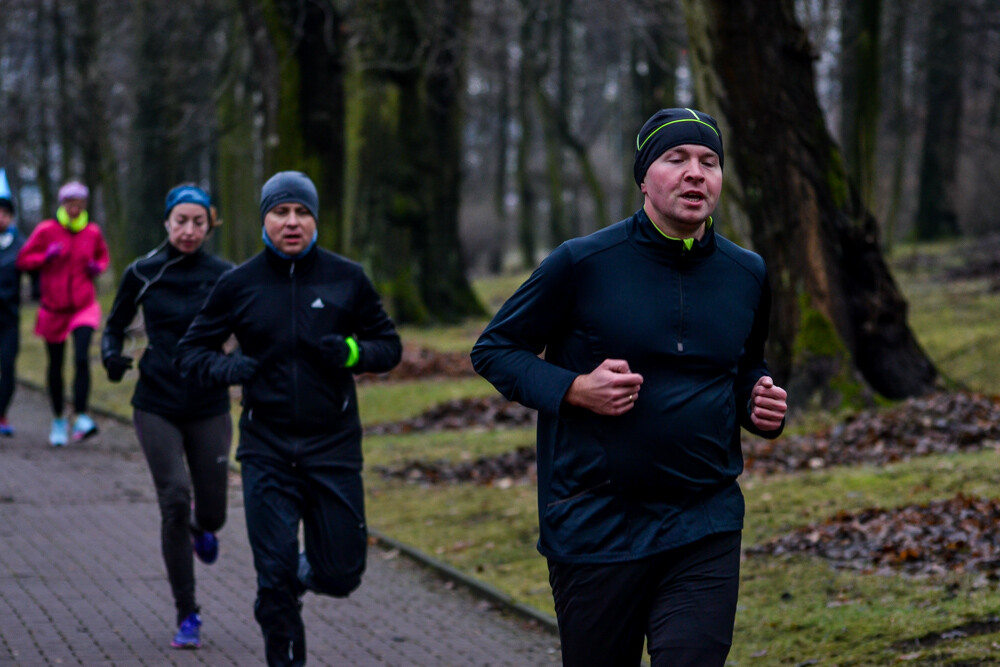 Nie ma to jak zdrowo i na sportowo pożegnać stary rok - potwierdzili to uczestnicy 137 edycji parkrun, którzy w sobotni, chłodny poranek znów wyruszyli na trasę.