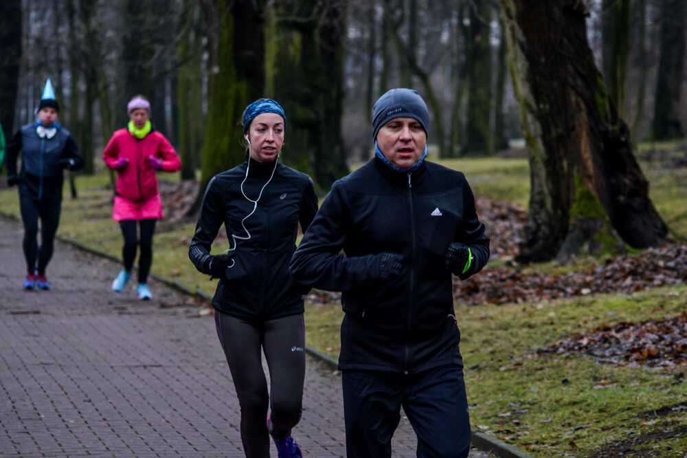 Nie ma to jak zdrowo i na sportowo pożegnać stary rok - potwierdzili to uczestnicy 137 edycji parkrun, którzy w sobotni, chłodny poranek znów wyruszyli na trasę.