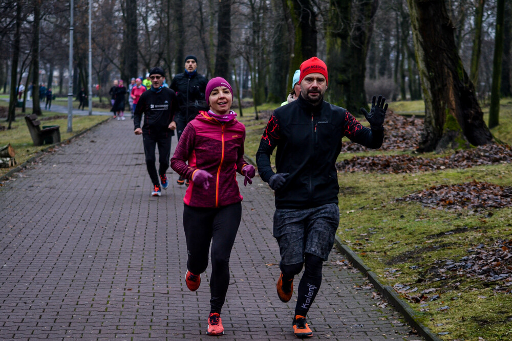 Nie ma to jak zdrowo i na sportowo pożegnać stary rok - potwierdzili to uczestnicy 137 edycji parkrun, którzy w sobotni, chłodny poranek znów wyruszyli na trasę.